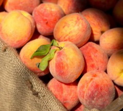 В одном персике 35 калорий и три четверти суточной дозы витамина С...