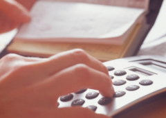 Стартовая зарплата для начинающего рядового бухгалтера на предприятии малого и среднего бизнеса $300-400, в крупной компании до $800.