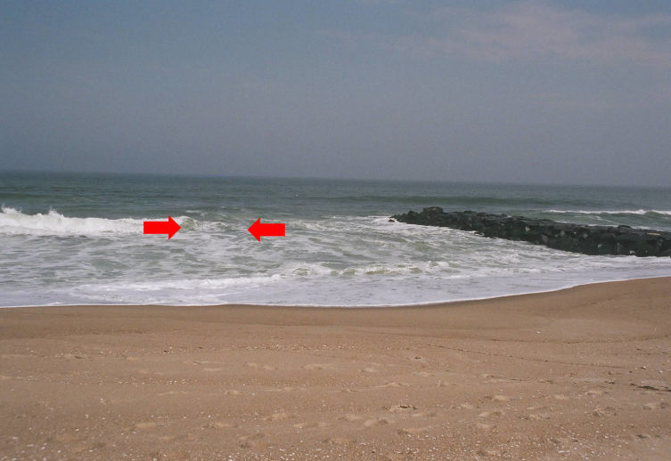 Пример еще одного, видимого с берега, признака, говорящего о наличии отбойного течения