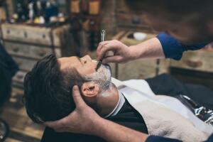 Сколько веков люди бреются? Эпоха опасной бритвы