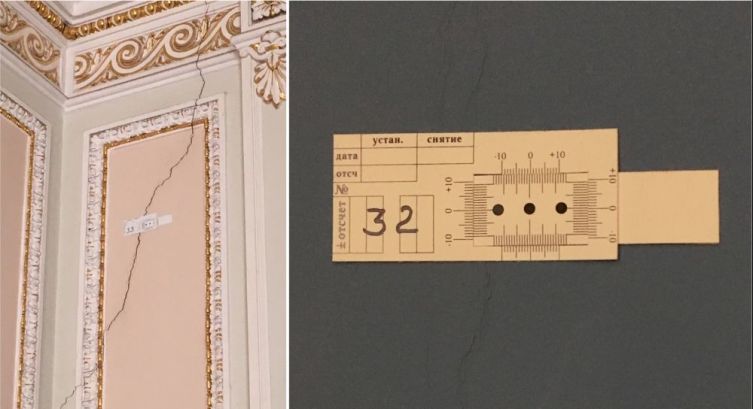Механические датчики перемещений с нониусными шкалами на трещинах на стенах здания (Дворец Юсуповых на Мойке, Санкт-Петербург)