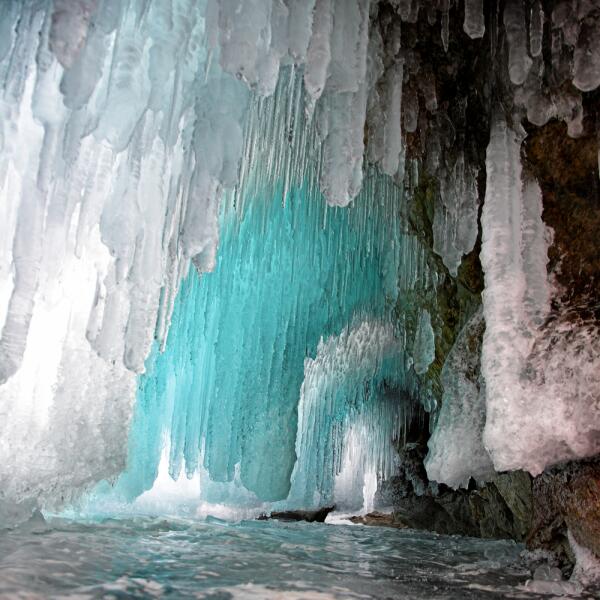 «Ледяной грот» на Байкале