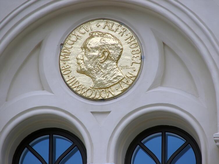 Копия медали на фасаде Нобелевского центра мира в Осло, Норвегия