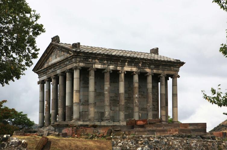 Языческий храм Гарни I в. н. э.