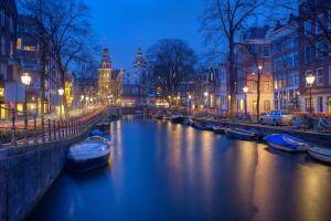 Чем интересен Амстердам — город сюрпризов, каналов и удивительной архитектуры?