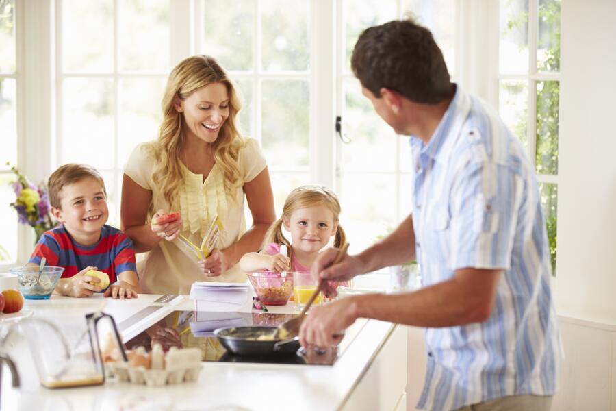 Как накормить семью быстро и сытно? Варианты завтрака для работающей мамы
