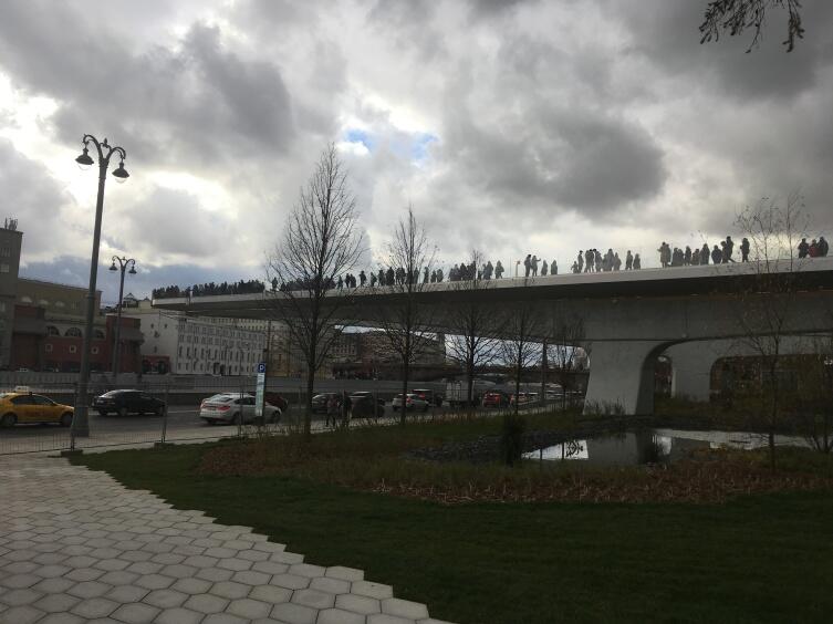 Парящий над парком и рекой мост Парящий над парком и рекой мост