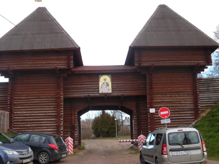 Никольский ворота Дмитровского Кремля, Россия Никольский ворота Дмитровского Кремля, Россия