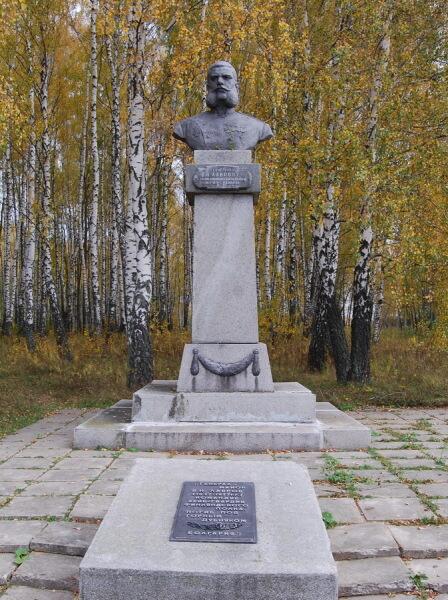 Памятник на могиле генерала рядом с комплексом «Кривцовский мемориал» в Болховском районе Орловской области. Скульптор В. Н. Басарев, архитектор С. И. Федоров