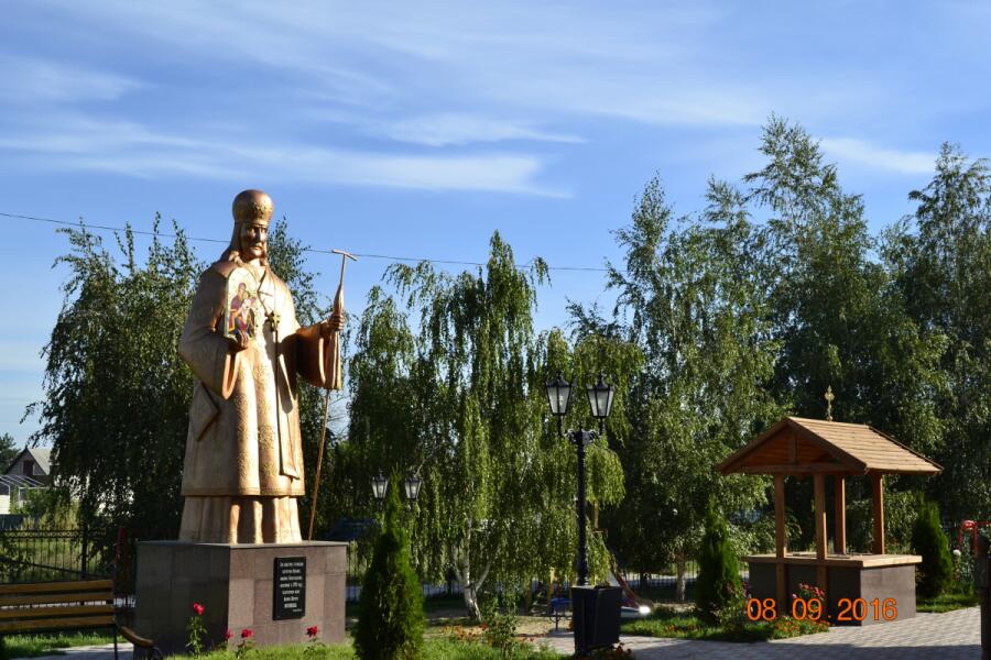 Памятник святителю Иоасафу, нашедшему икону Песчанской Божией Матери