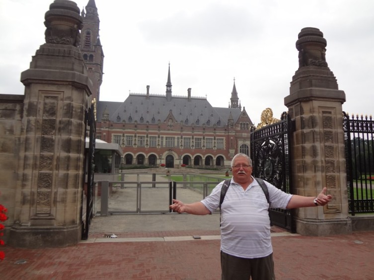 Вот он и Международный суд, если кто и стремится сюда, так только посмотреть архитектуру. Заходи, не стесняйся!