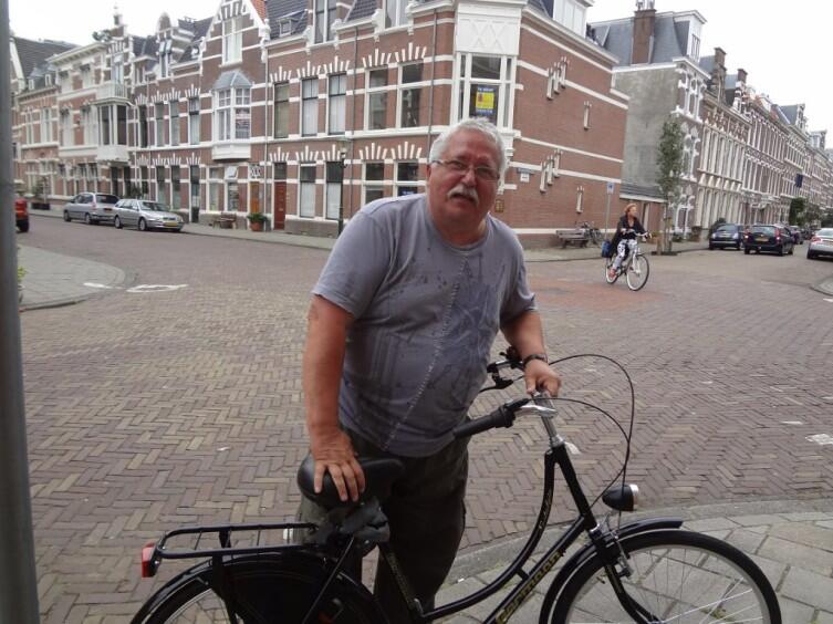 Так быстрее примут за своего