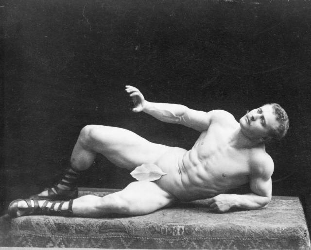 Сандов изображает скульптуру «Умирающий галл», символизируя греческий идеал красоты,  1894 г.