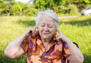Почему возникает шум в ушах и как это лечится?