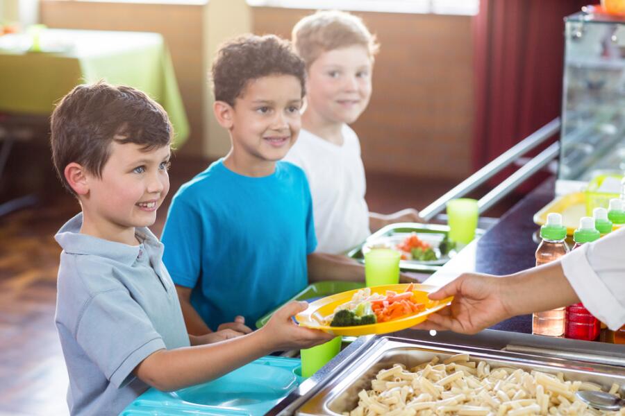 Как приучить ребенка есть полезные продукты?