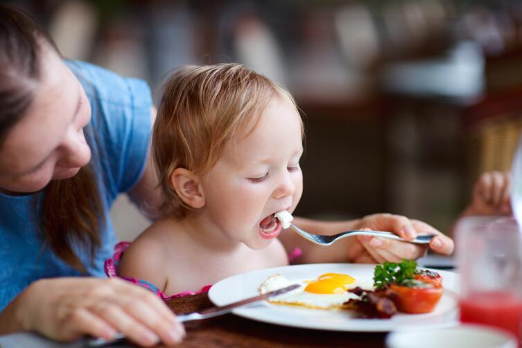 Как приучить ребенка есть полезные продукты?