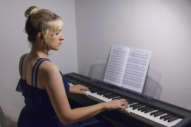 Как организовать самостоятельную работу ученика на занятиях по фортепиано? 