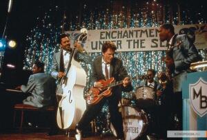 Как Марти Макфлай познакомил людей 1950-х с рок-н-роллом и хеви-металлом? История саундтрека к-ф «Назад в будущее»