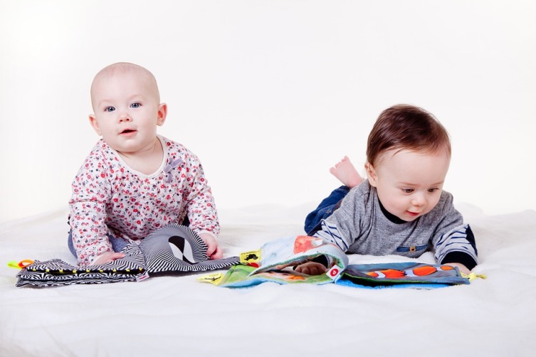 Какие игрушки понравятся малышам в возрасте от двух недель до двух лет?