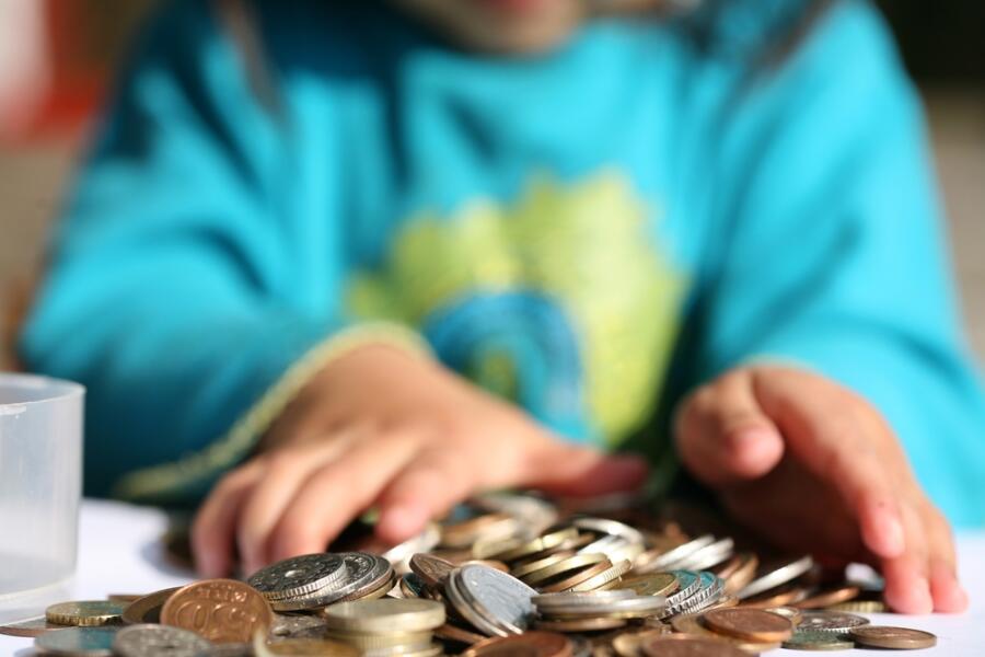 Как научить ребенка правильно обращаться с деньгами?