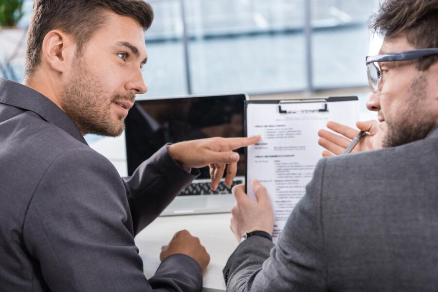 Вместо трудового договора предлагают оформить ИП? Это незаконно!