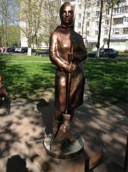 Памятник уборщице в Кирове Памятник уборщице в Кирове