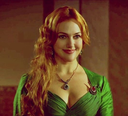 Брошь в форме тюльпана на платье Хюррем-султан Брошь в форме тюльпана на платье Хюррем-султан