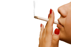 Курильщик, держащий сигарету между средним и указательным пальцем близко к ладони и при каждой затяжке подносящий ко рту всю ладонь, скорее всего интроверт.
