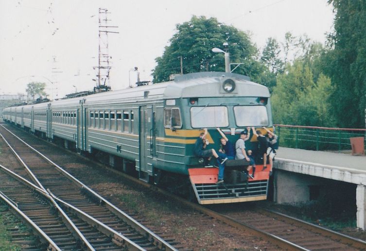 Подростки на хвостовой кабине электропоезда ЭД4 в 2002 году