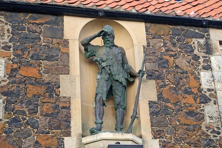 Статуя Александра Селькирка в селе Нижний Ларго в Шотландии, скульптор Томас Стюарт Бернетт