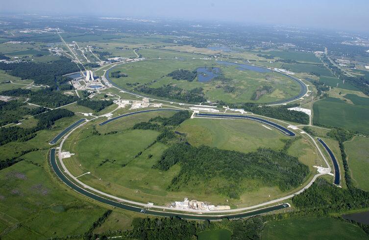 Вид на ускорительный центр Fermilab, США. Теватрон (кольцо на заднем плане) и кольцо-инжектор. Здесь производят антивещество