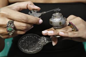 Почему чернеет серебро и как почистить серебряные изделия в домашних условиях?