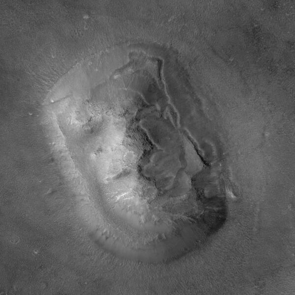 Фотография «лица», сделанная в 2001 году станцией «Mars Global Surveyor»