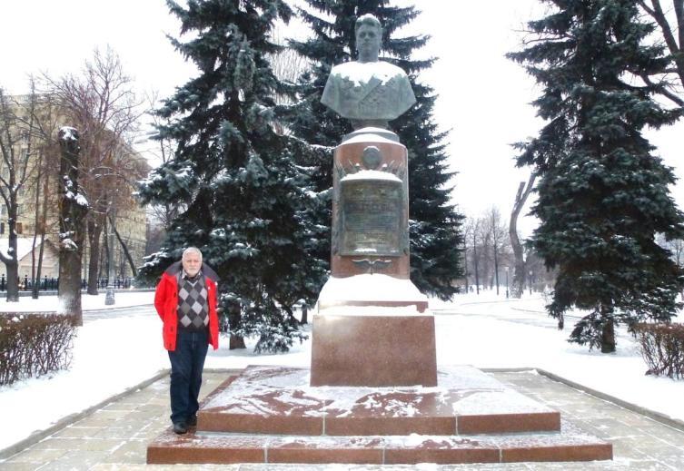 У памятника В. Попкову в Екатерининском сквере в Москве. 6 января 2016 года