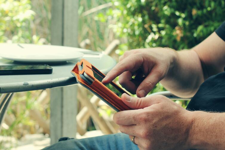 Гаджеты помогают делать покупки и развлекаться