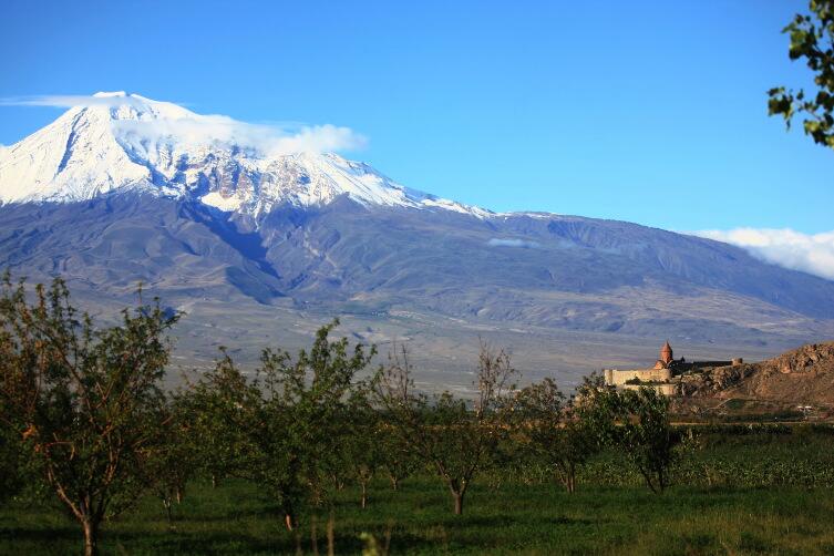 Монастырь Хор-Вирап на фоне горы Арарат. Здесь когда-то была столица Армении - город Арташат