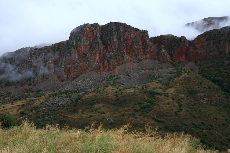 Скалы ущелья Нораванк: как дымящиеся угли