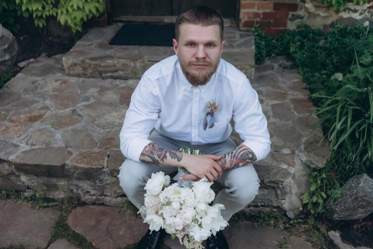 - Я так влюблен, но не имею средств на билет!