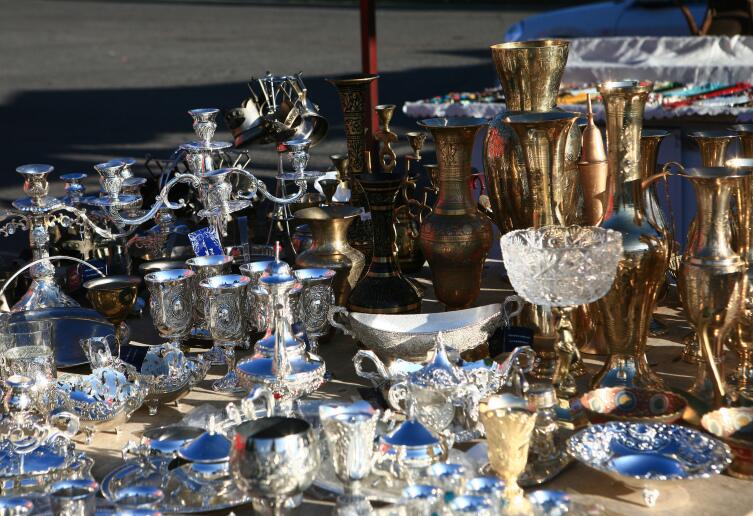 Сувениры для туристов на местном рынке неподалеку от Севанованка