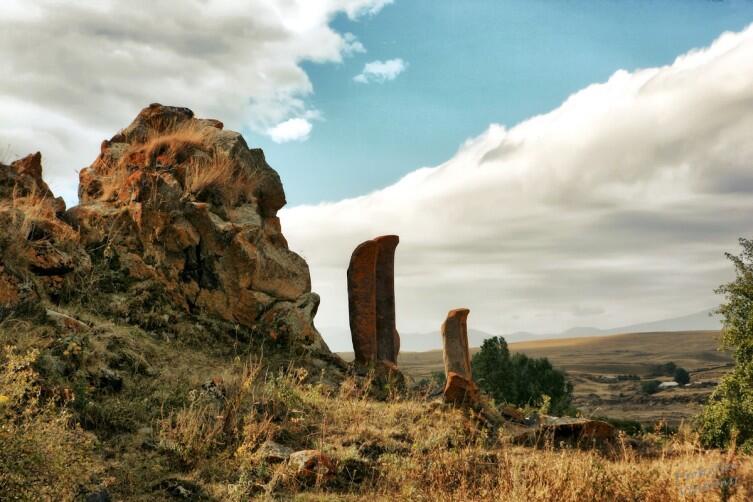 Эти хачкары напоминают выстроившихся в ряд идолов острова Пасхи