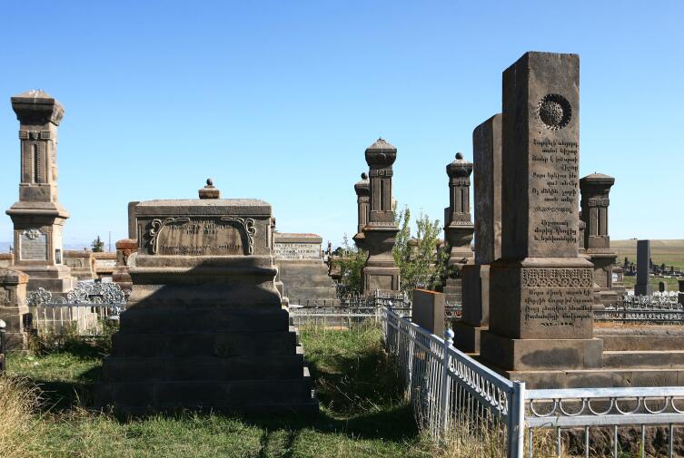 Памятники Наратуса