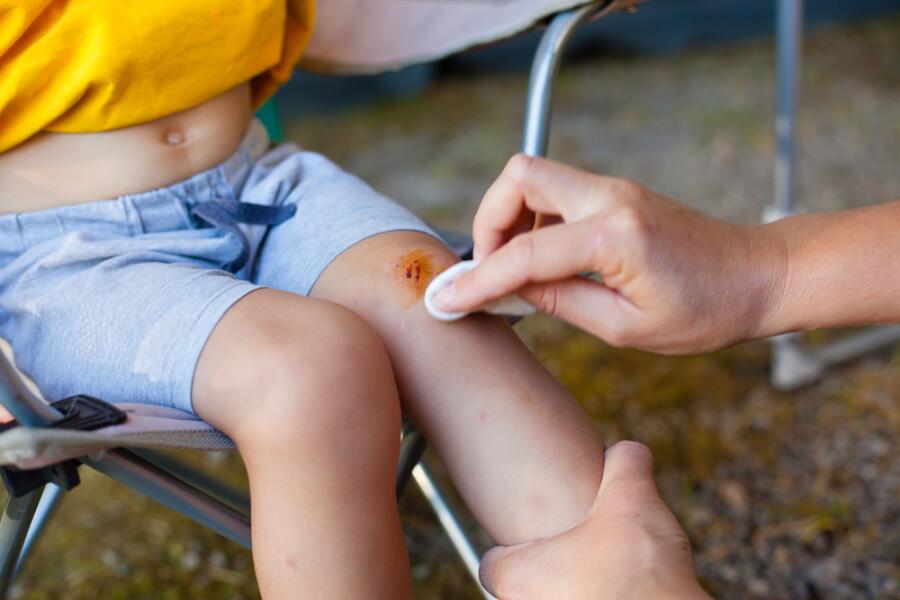 Какие травмы подстерегают детишек летом?