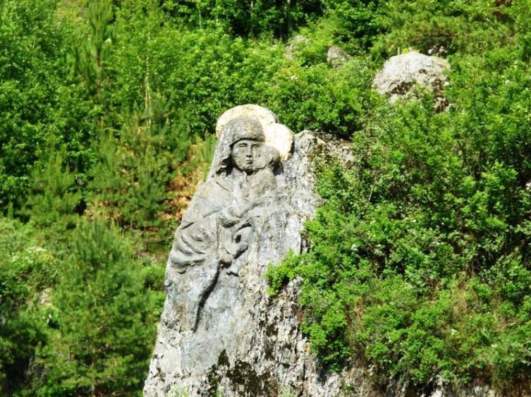 Изображение Богородицы, высеченное в скале