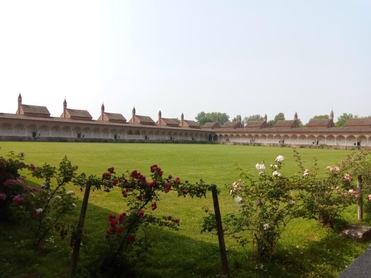 Монастырь. Большой двор. Кельи — маленькие домики