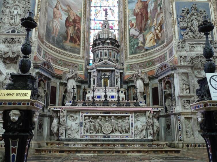 Церковь. Мраморный алтарь и настенные росписи