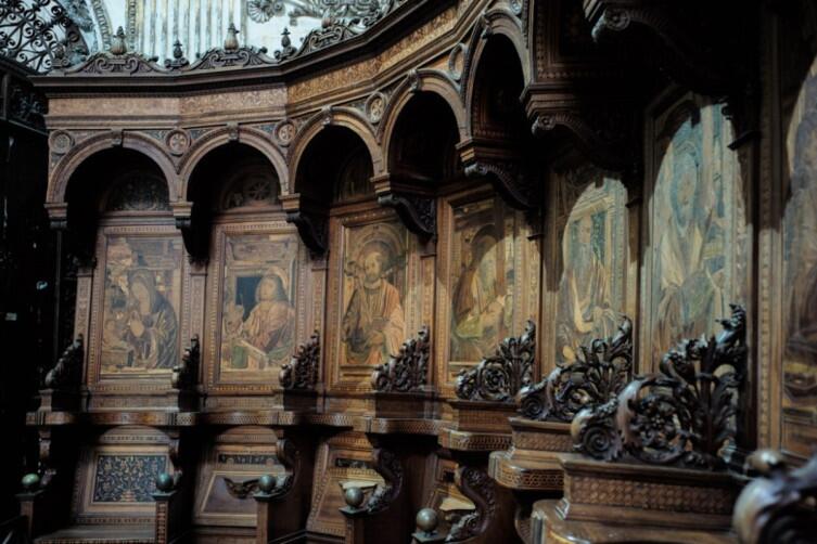 Сидения для молящихся и портреты святых. Резьба по дереву