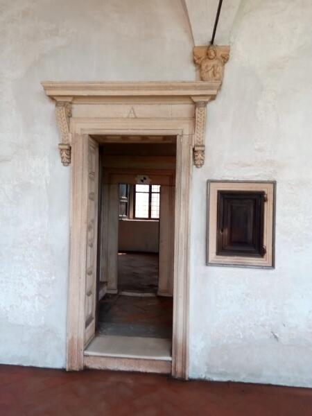 Келья. Вид снаружи. Справа — окно для подачи еды