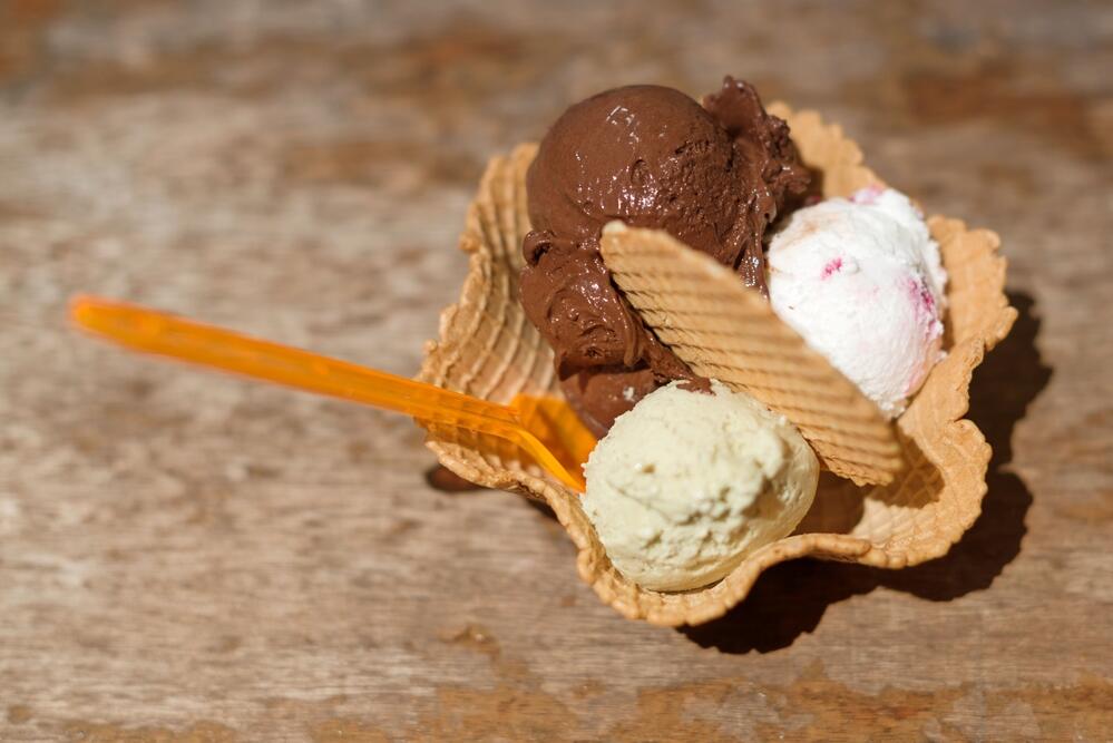 Есть мороженое ночью. Мороженое белые ночи. Chocolate Italian Ice Cream. Итальянец с мороженым. Мороженое ночной Курган.