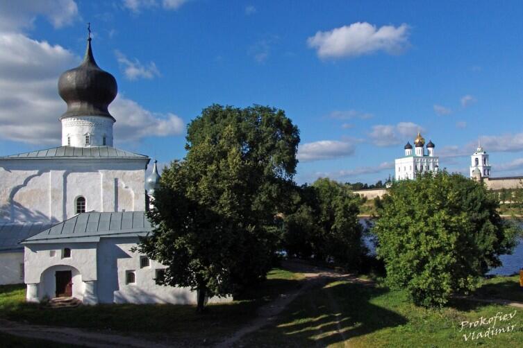 Вид на Троицкий собор кремля от церкви Успения у Парома