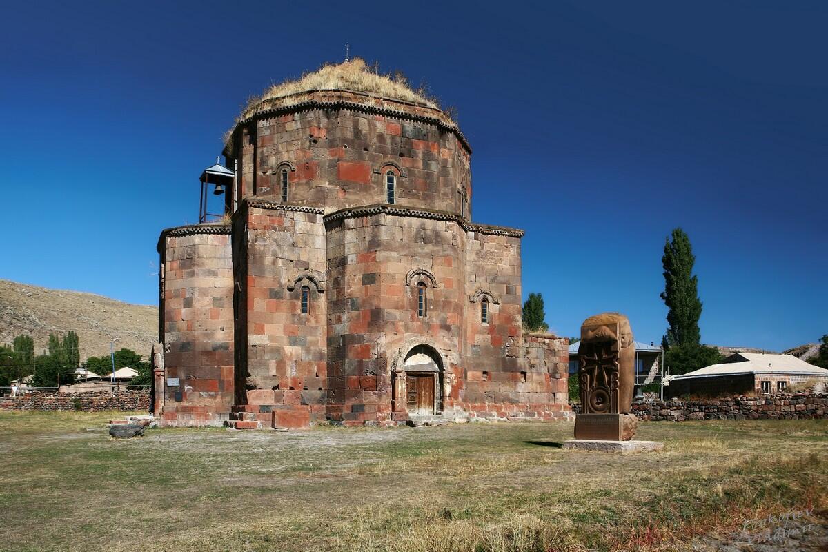 Сурб ованес. Святой Ованес Церковь Армения. Сурб Ованес Церковь в Армении. Церковь Святого Ованеса в Ереване.